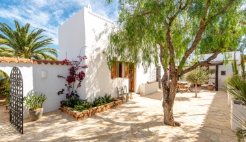 Resa estates Ibiza for sale te koop villa port des torrent zwembad  entrance.jpg